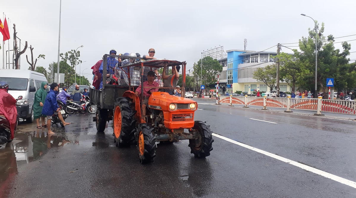 Một người dân đi trên phương tiện này cho biết, họ phải trả 100.000 đồng tiền phí vận chuyển cho một lượt đi gồm người và phương tiện.