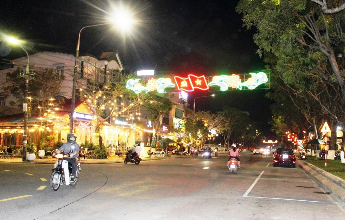 Về đêm thành phố lung linh ánh điện, rực rỡ sắc màu.