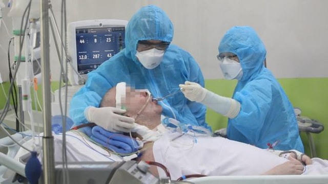 Phi công Cameron được điều trị Covid-19 ở Việt Nam (Ảnh: Bệnh viện Chợ Rẫy).  