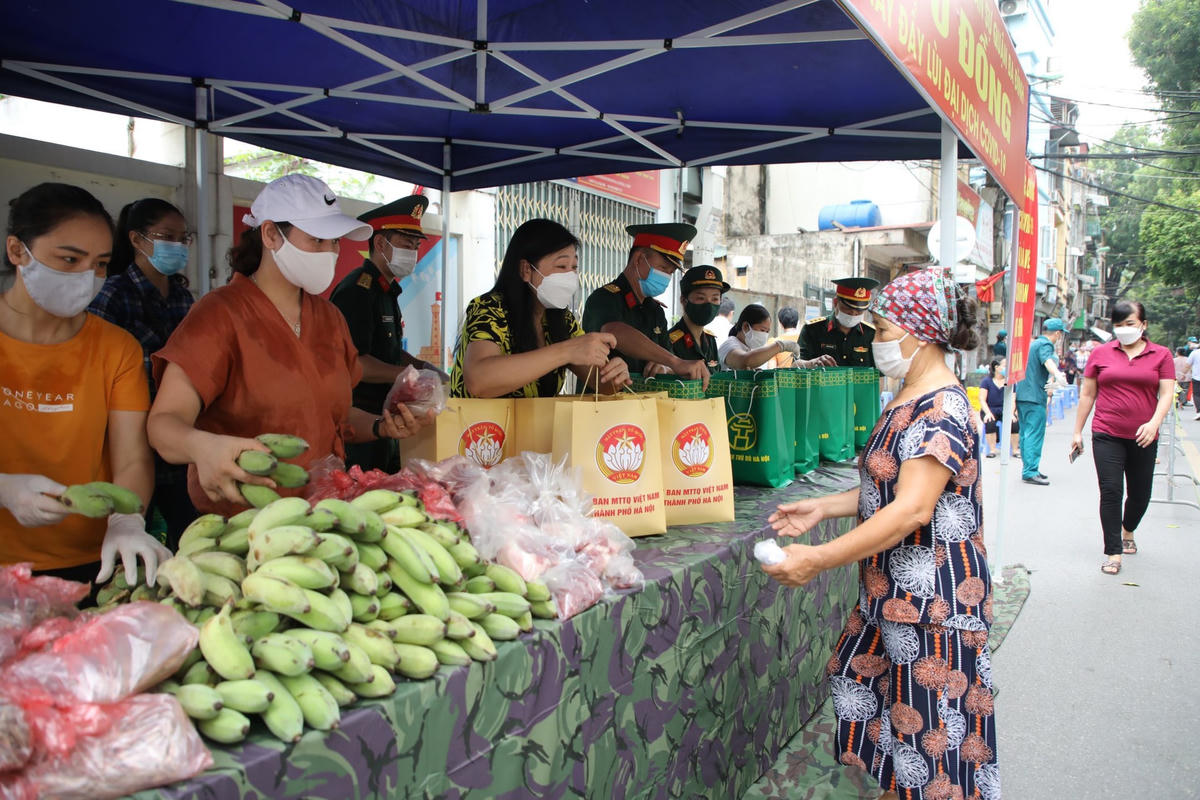 Siêu thị 0 đồng được thành phố tổ chức để giúp người lao động khó khăn trong những ngày giãn cách. 