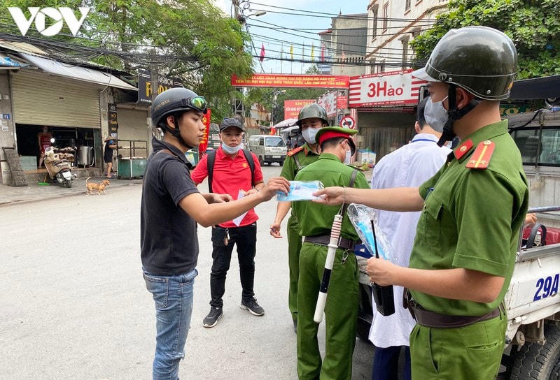 Hà Nội xử phạt hàng loạt trường hợp không đeo khẩu trang khi ra đường