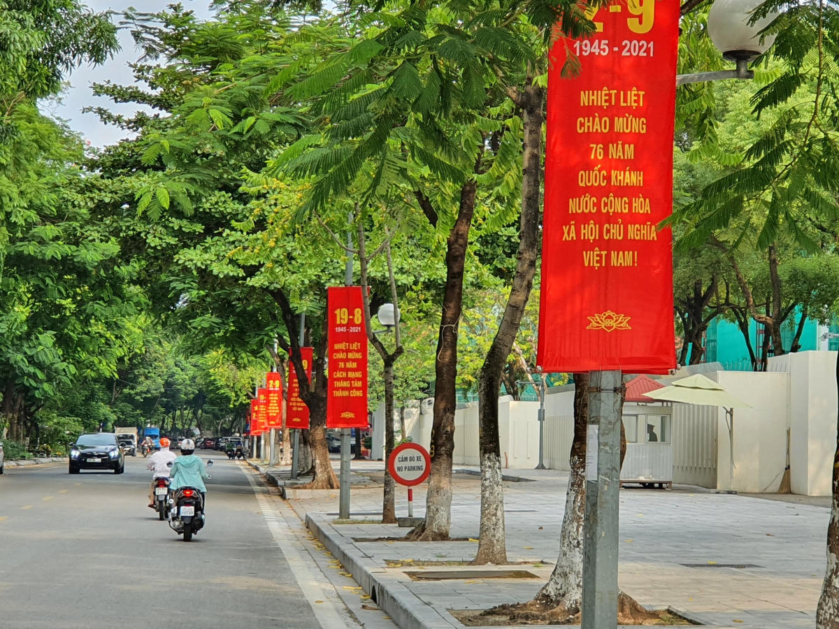 [Ảnh] Hà Nội đỏ rực quốc kỳ trên nhiều tuyến phố  chào mừng Quốc khánh 2/9