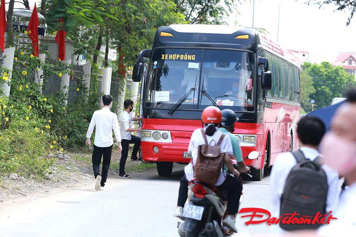 Một số trường đã chủ động đưa thí sinh bằng xe ô tô đến điểm thi, đây là phương án rất đáng hoanh nghênh. Việc làm này sẽ giúp phụ huynh học sinh không phải tụ tập đưa đón con em mình, làm giảm sự lây nhiễm dịch bệnh cho cộng đồng.