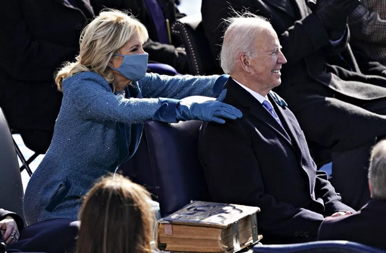 Đệ nhất phu nhân Jill Biden đặt tay lên vai Tổng thống Mỹ Joe Biden trong lễ nhậm chức tại Washington, DC.