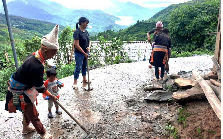 Đồng bào dân tộc huyện Phong Thổ, Lai Châu tích cực tham gia vệ sinh đường thôn bản.