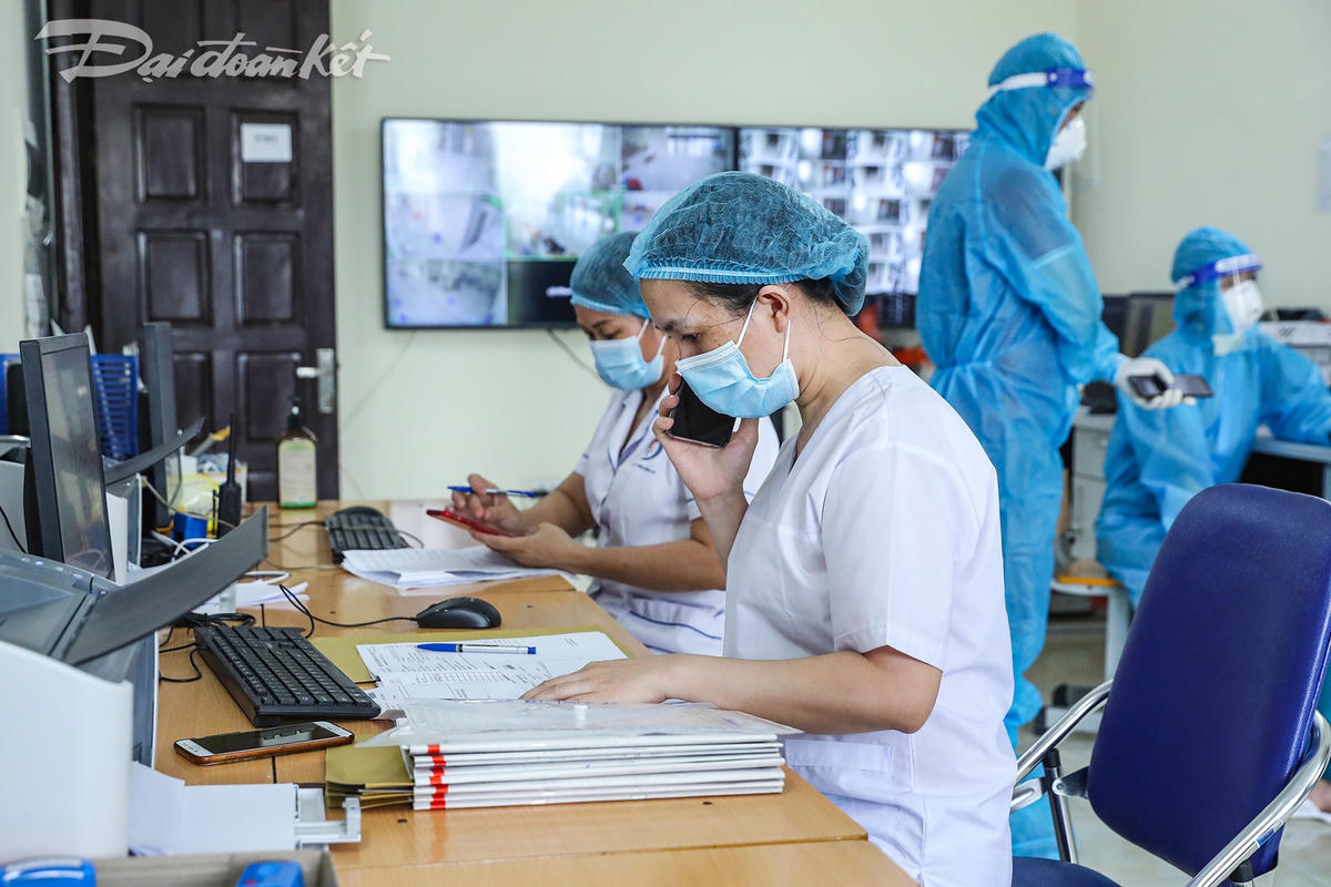 Song song với việc chăm sóc bệnh nhân, các y, bác sỹ cần liên tục cập nhật thông tin sức khoẻ vào hệ thống và bệnh án để có thể theo dõi diễn biến của từng trường hợp bệnh nhân một cách khoa học. Ảnh: Quang Vinh. 