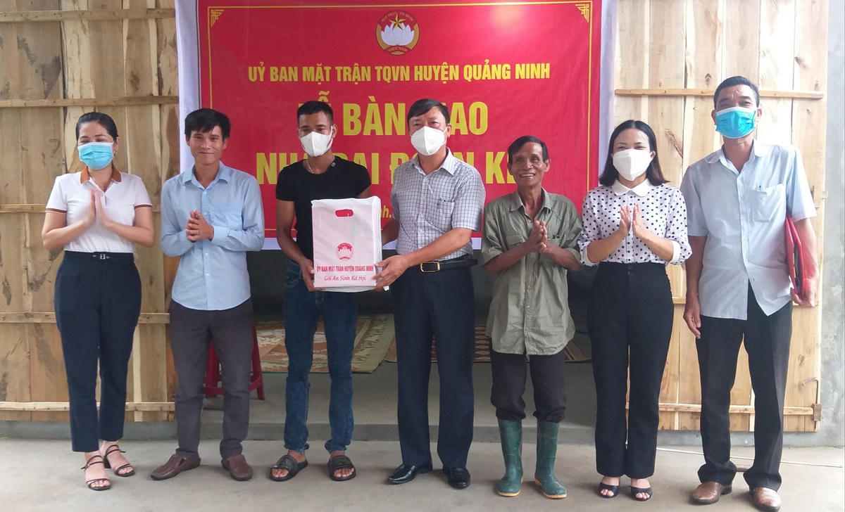 Ủy ban MTTQ huyện Quảng Ninh (Quảng Bình) trao nhà Đại đoàn kết cho người nghèo.