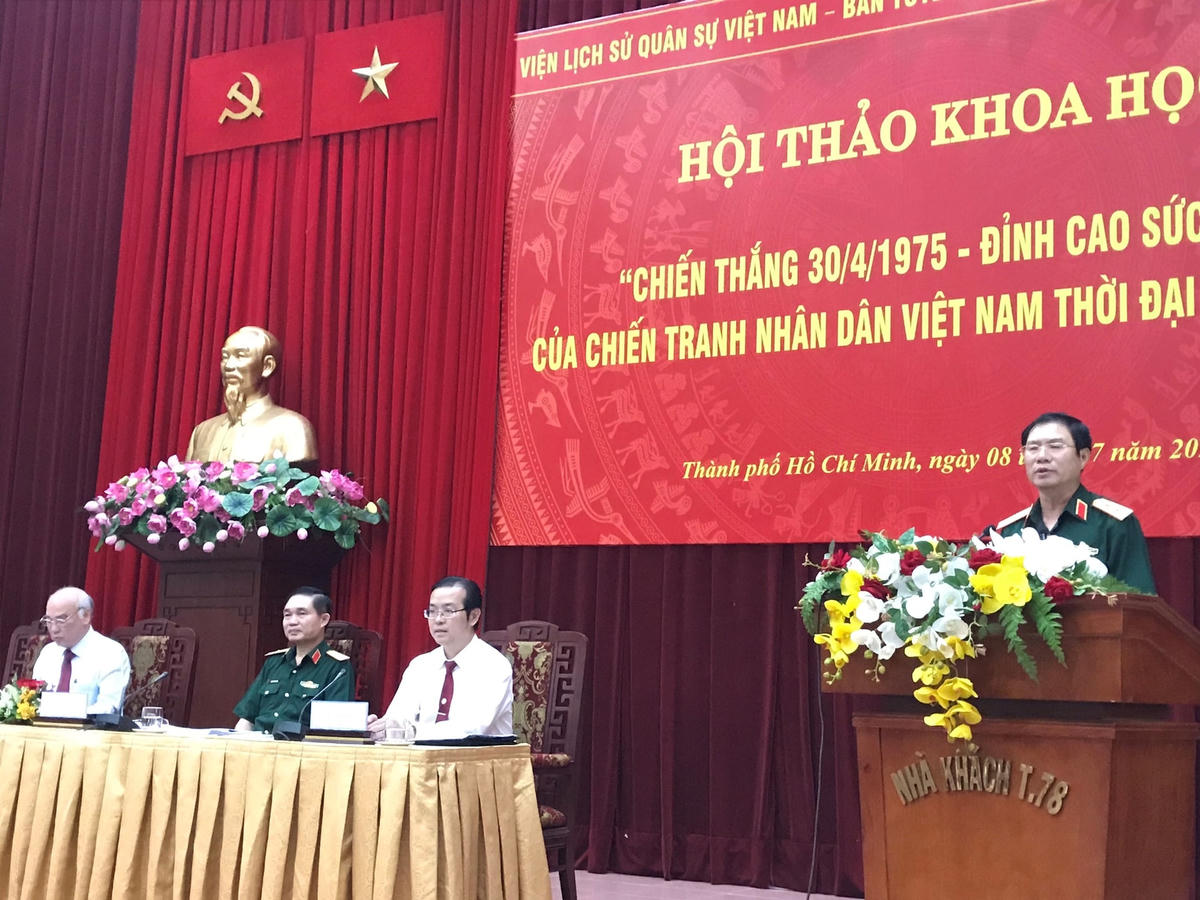 Trung tướng Nguyễn Tân Cương, Thứ trưởng Bộ Quốc phòng phát biểu chỉ đạo tại Hội thảo khoa học. (Ảnh: Hồng Phúc).