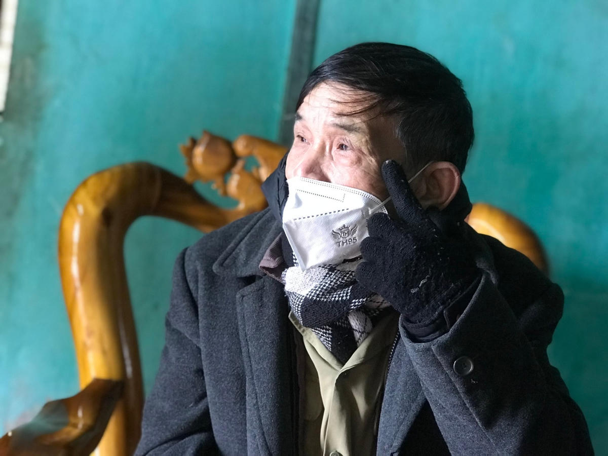 Ông Đặng Văn Luyện chỉ vào vùng mắt bị thâm quầng.