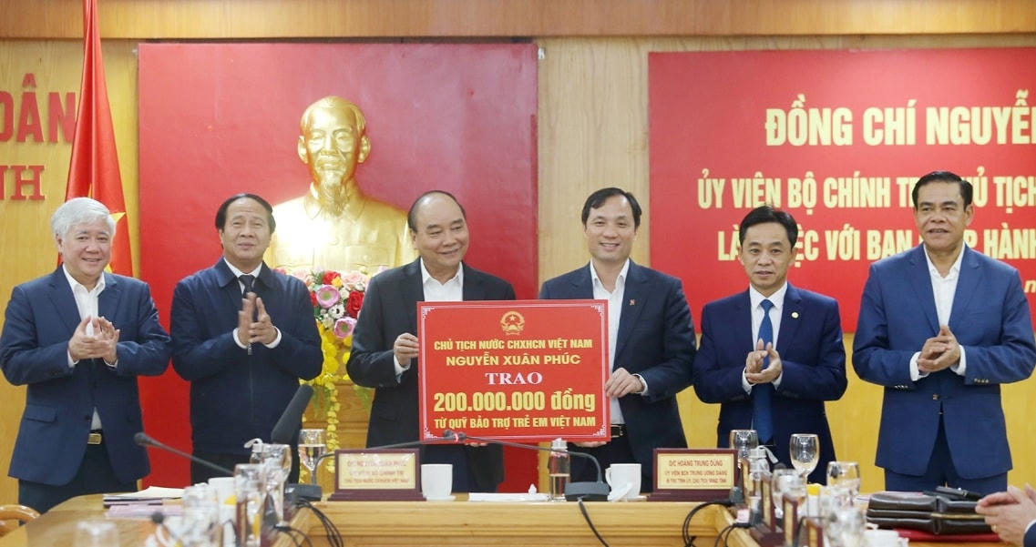 Chủ tịch nước Nguyễn Xuân Phúc trao tặng tỉnh Hà Tĩnh nhiều phần quà ý nghĩa. 
