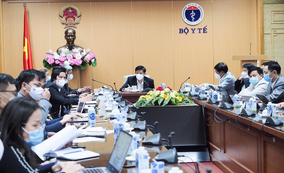 GS.TS Nguyễn Thanh Long, Bộ trưởng Bộ Y tế chủ trì cuộc họp chiều tối ngày 28/1.
