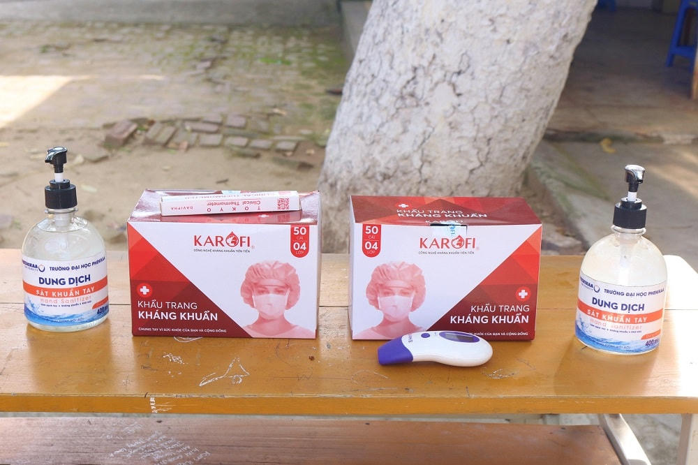 Khẩu trang và nước sát khuẩn luôn được đặt sẵn ở nhiều nơi trong khuôn viên trường học.