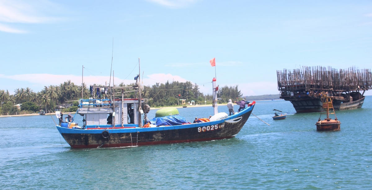 Các tàu thuyền ngư dân vẫn vươn khơi bám biển.