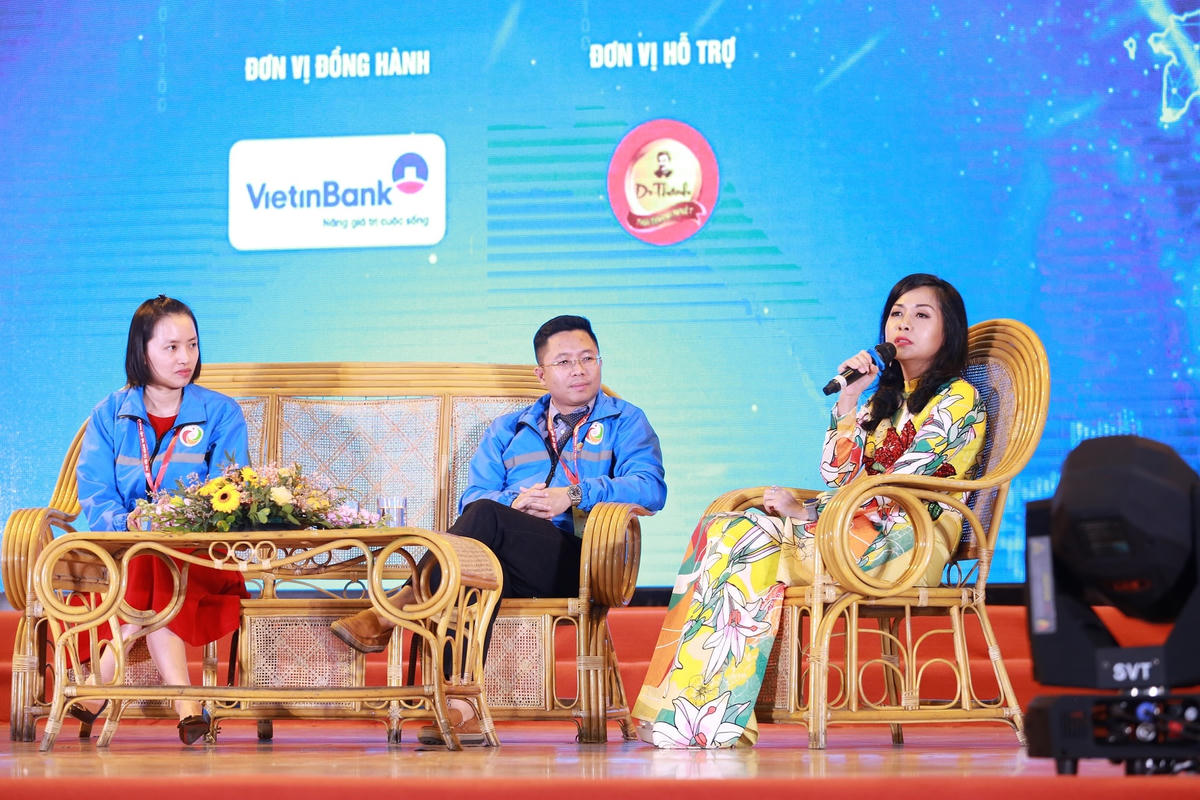 Bà Trần Uyên Phươngtham gia giao lưu trong chương trình 