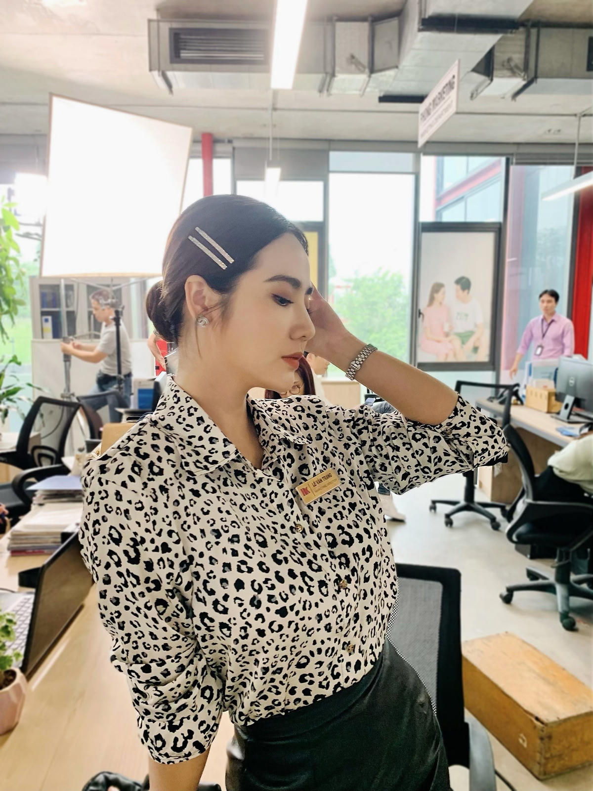 Cách phối kết hợp quần ống loe với sơ mi hay blazer của Vân Trang cũng hết sức trẻ trung, thời thượng và lịch lãm. 