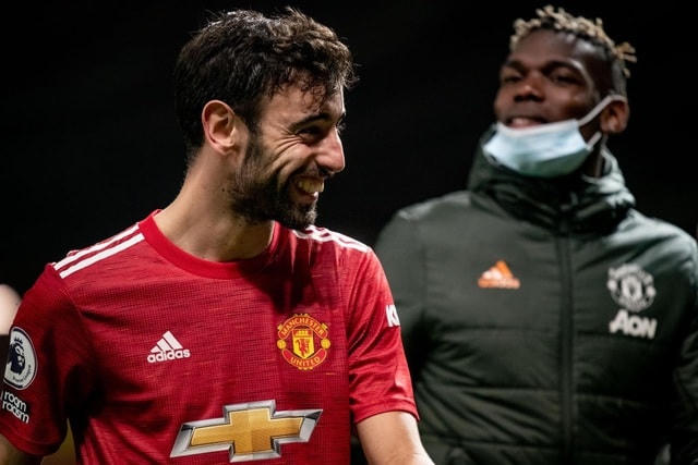 Fernandes cười vui vẻ với đồng đội sau khi Man Utd hoàn thành mục tiêu thắng Brighton.
