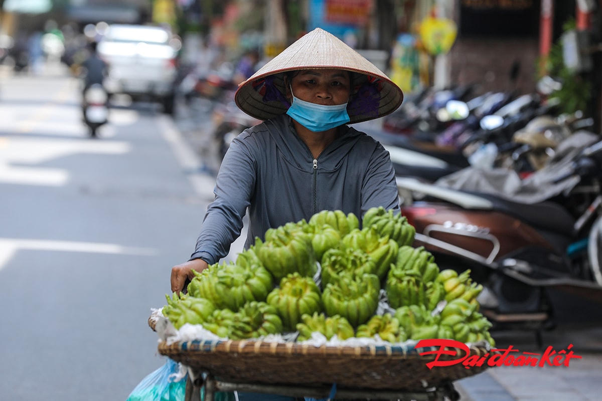 Người bán hàng rong trên phố có đeo khẩu trang cũng như không.