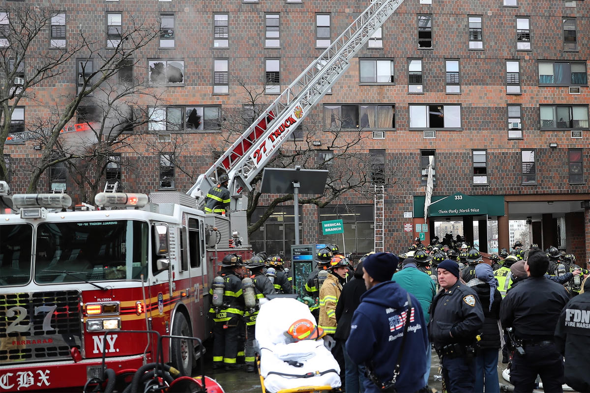 Khung cảnh cứu hộ hỗn loạn tại tòa nhà cao tầng Bronx. Ảnh: New York Post.