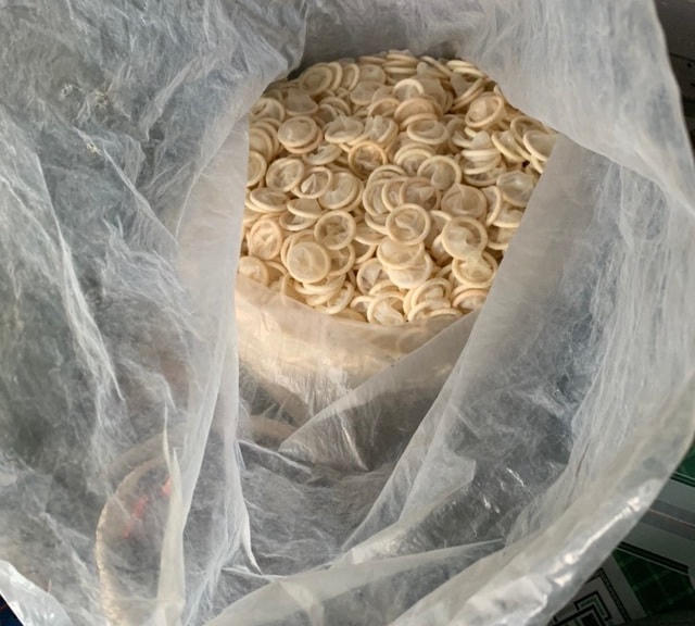 Số bao cao su thành phẩm chuẩn bị giao cho đầu mối.