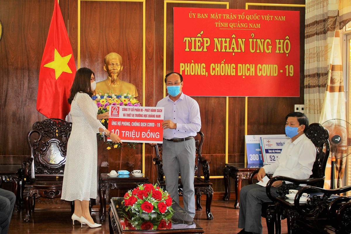 Lãnh đạo MTTQ Việt Nam tỉnh trong lần nhận hỗ trợ kinh phí chống dịch của các nhà hảo tâm.