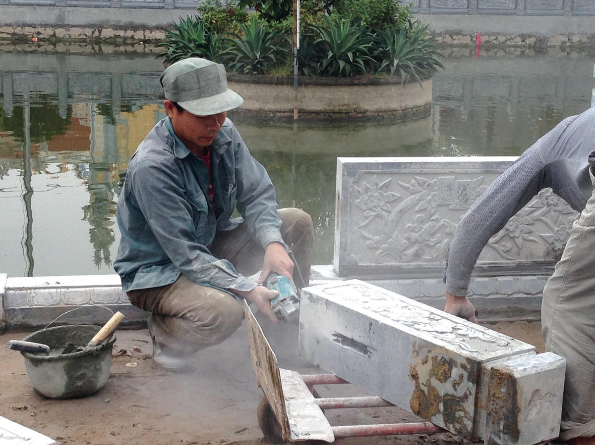 Nhưng cũng có khi là máy cắt, khoan, và nhiều dụng cụ hiện đại hỗ trợ.