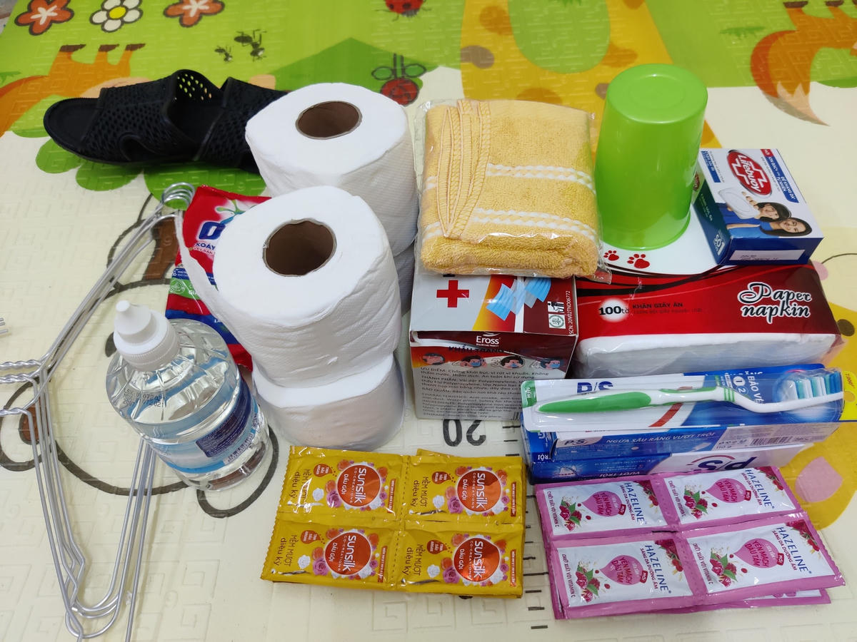 Thông báo cách ly gấp gáp, anh Tú, chị Hằng chỉ kịp chuẩn bị những đồ dùng thiết yếu.