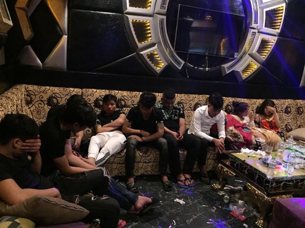 Các nam, nữ tại quán Karaoke.