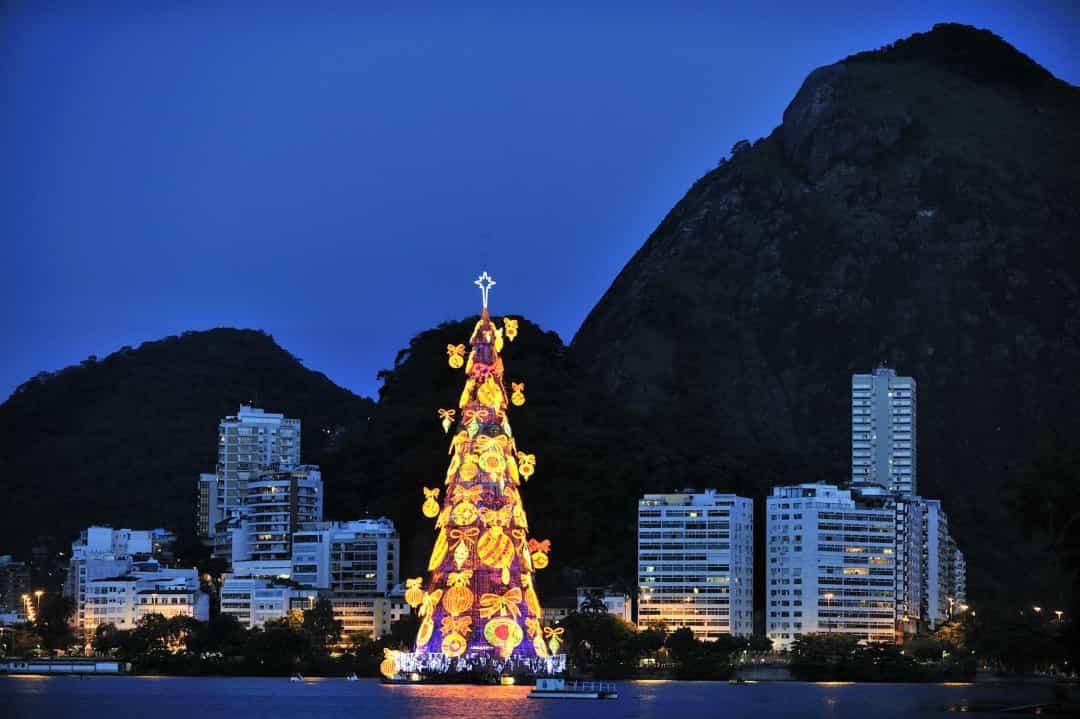 Brazil - Trong khung cảnh đẹp như mơ, cây thông Noel nằm trên mặt nước của một đầm phá ở Rio de Janeiro như một ngọn hải đăng lộng lẫy.
