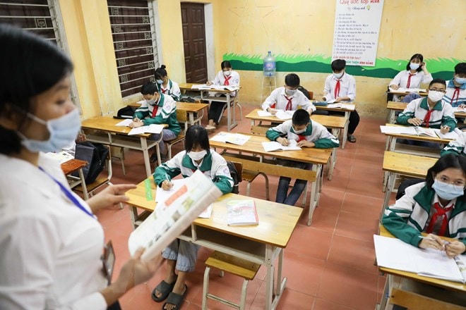 Cô và trò Trường THCS Thái Hòa (Ba Vì, Hà Nội) trong ngày trở lại học trực tiếp. Ảnh: Thanh Tùng.