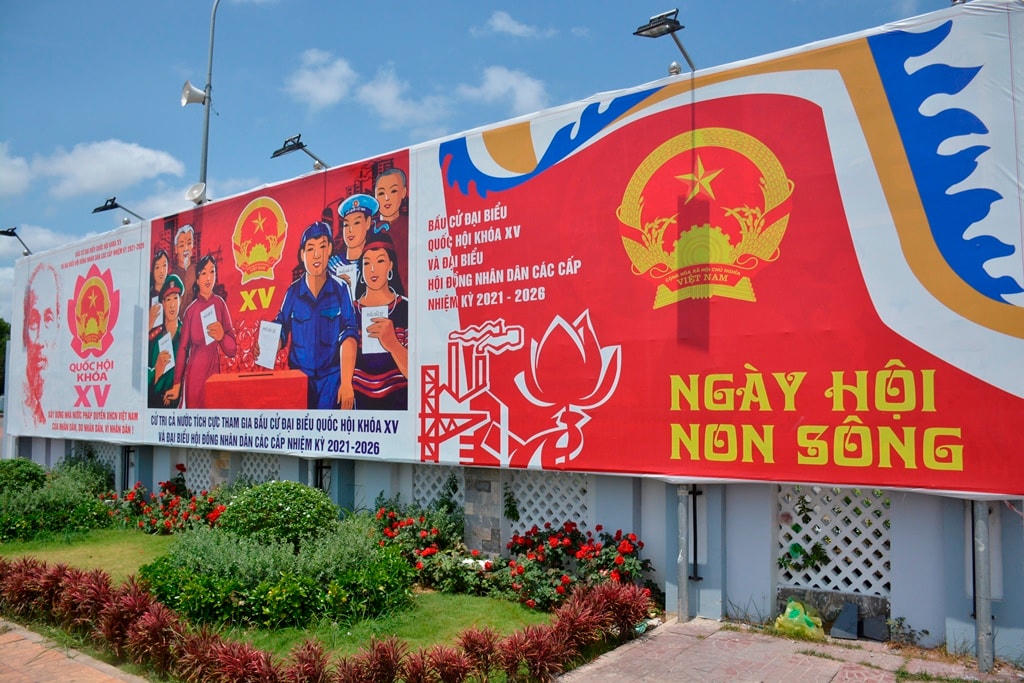 Nhiều panô tuyên truyền bầu cử.