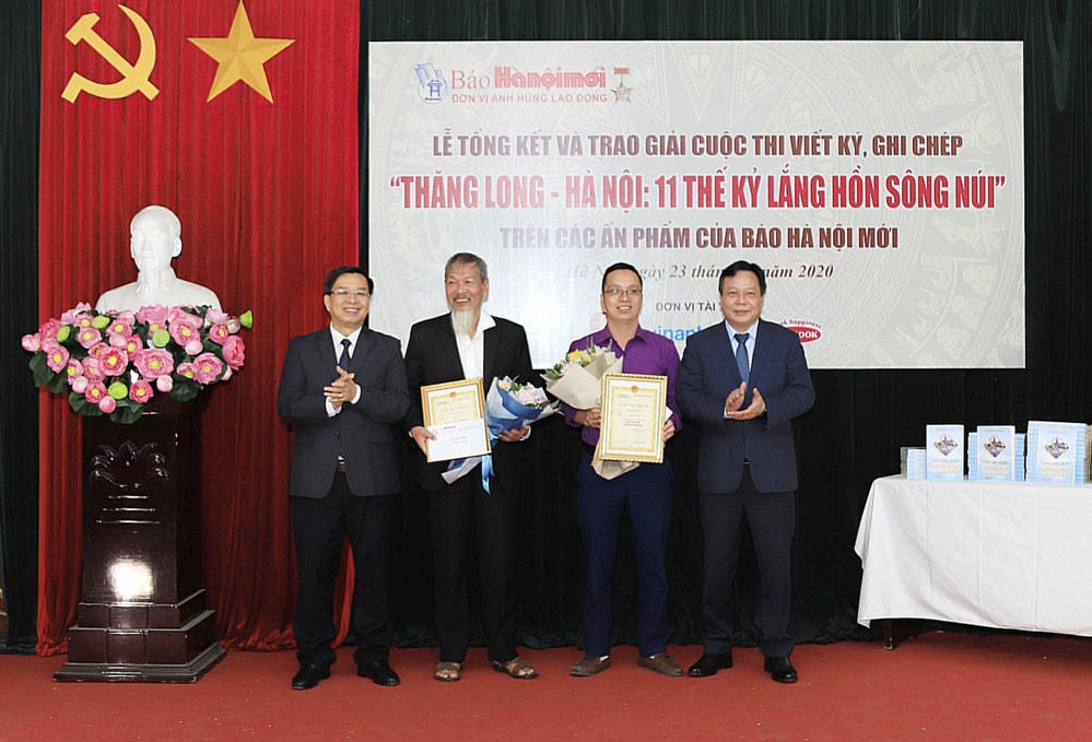 Phó Bí thư Thành ủy, Trưởng ban Tuyên giáo Thành ủy Hà Nội Nguyễn Văn Phong và Tổng Biên tập Báo Hà Nội mới Nguyễn Hoàng Long trao giải nhì cho nhà văn Văn Chinh và nhà văn Nguyễn Văn Học.