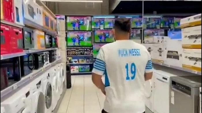 Fan cuồng mặc áo CLB Marseille in dòng chữ chửi bới Messi.