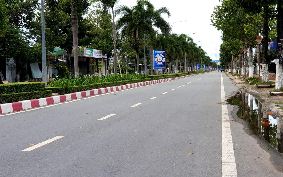 Người dân thực hiện nghiêm nên đường phố vắng lặng không một bóng người.