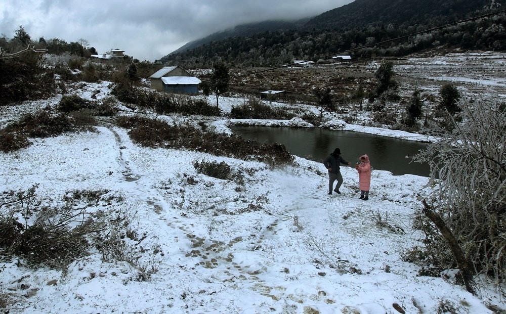 Tuyết rơi phủ trắng xóa tại xã Y Tý, huyện Bát Xát. (Ảnh: Quốc Khánh/TTXVN).