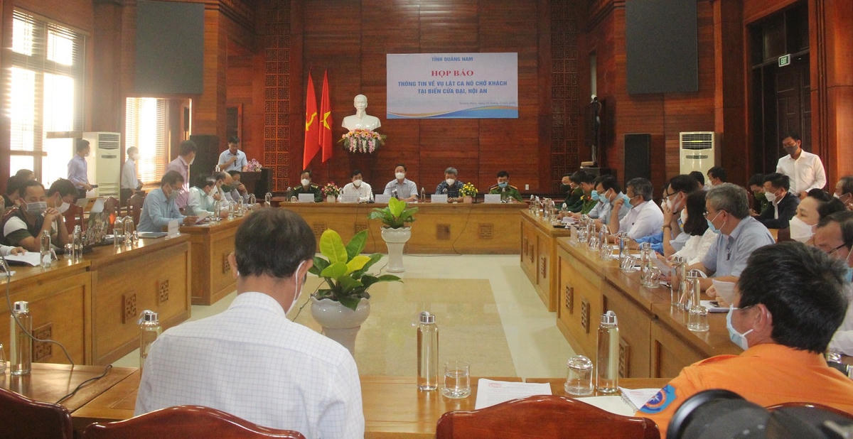 Quang cảnh buổi họp báo thông tin vụ lật ca nô trên biển Cửa Đại.