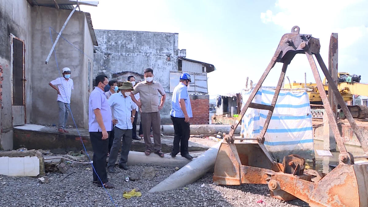 Phó chủ tịch UBND tỉnh Cà Mau Lâm Văn Bi đã đi kiểm tra thực tế hiện trường sự cố đề nghị  đơn vị thi công, chủ đầu tư tập trung nguồn nhân lực, trang thiết bị để xử lý sớm nhất có thể đối với sự cố công trình này.