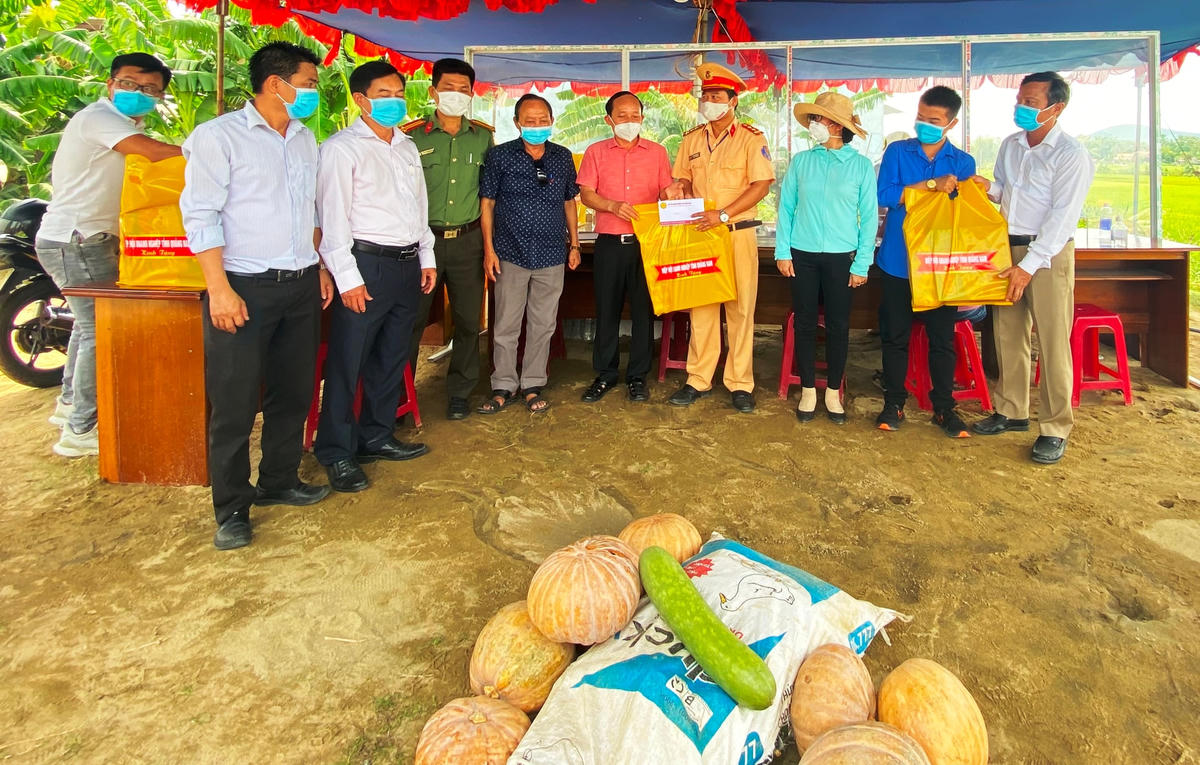 Lãnh đạo huyện Phú Ninh và HHDN đã đến thăm trao quà tại một chốt kiểm dịch.