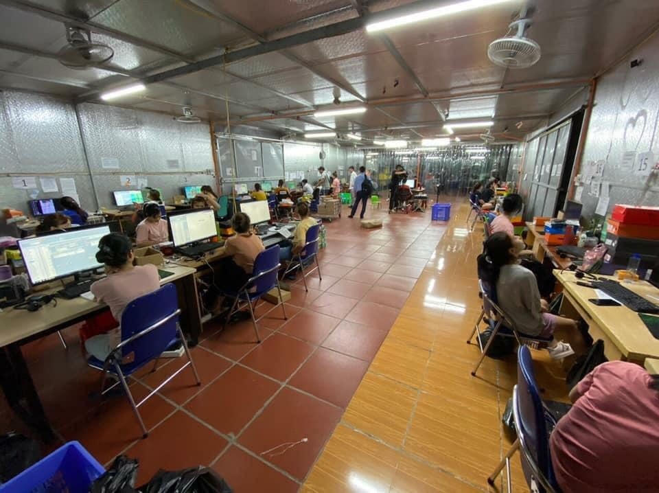 Cơ quan chức năng kiểm tra kho hàng.