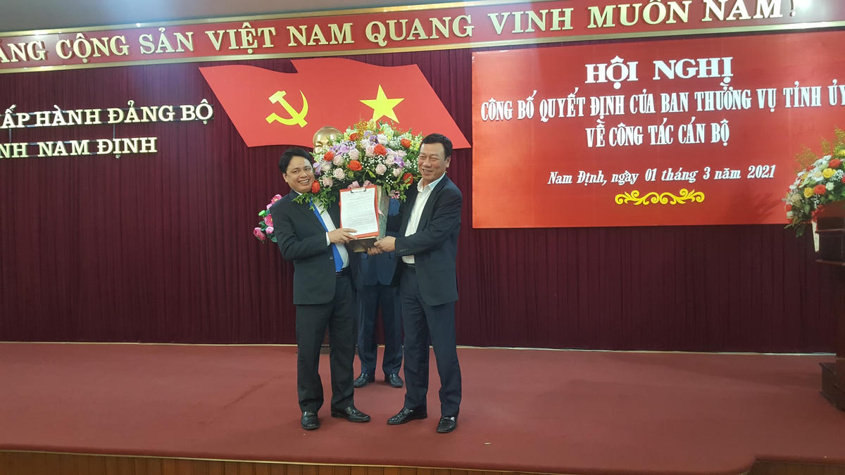 Bí thư Tỉnh ủy Nam Định Đoàn Hồng Phong (phải) trao quyết định bổ nhiệm chức vụ Trưởng ban Dân vận Tỉnh ủy cho ông Trần Minh Thắng.