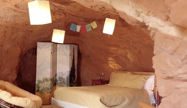 Chuyện thật như đùa: Người đàn ông đào thông quả đồi để làm nhà