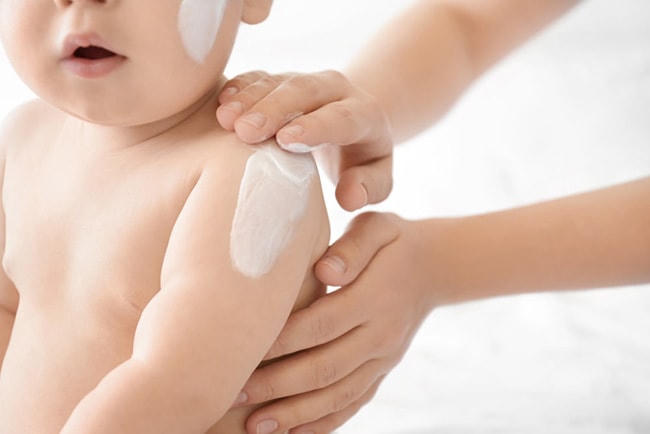 Thoa chất giữ ẩm trong vòng 3 phút ngay sau khi tắm.