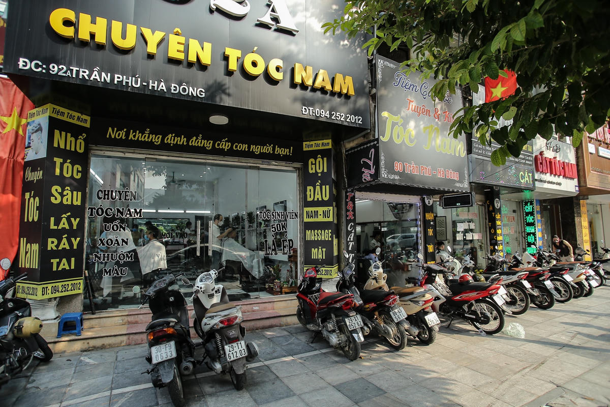 Các cửa hàng cắt tóc nam nhộn nhịp đón khách. 