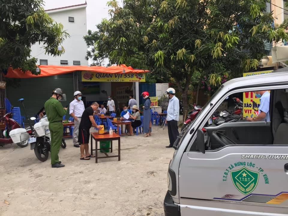 Xử phạt những người không đeo khẩu trang tại các hàng quán trên địa bàn TP Vinh.