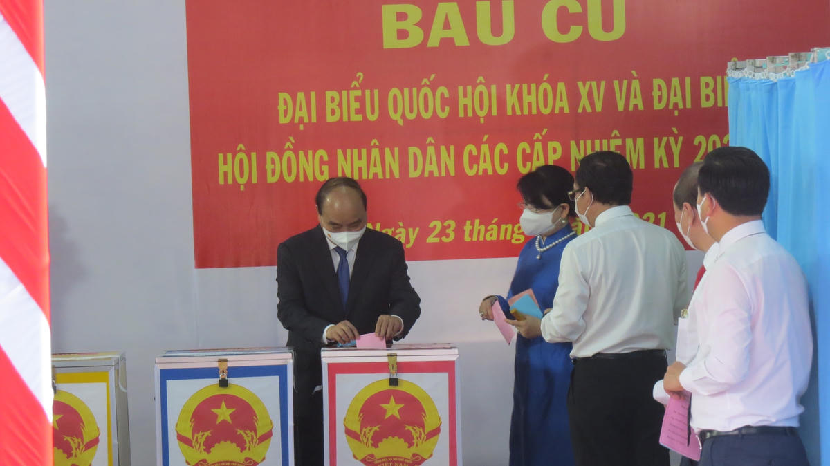 Chủ tịch nước Nguyễn Xuân Phúc và phu nhân bỏ phiếu.