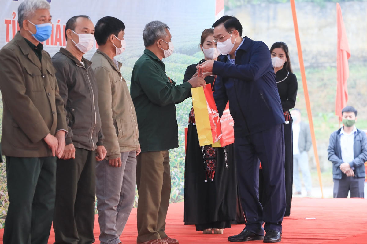 Chủ tịch Quốc hội Vương Đình Huệ tặng quà các gia đình chính sách, người có công, hộ nghèo trên địa bàn xã Trung Lương.