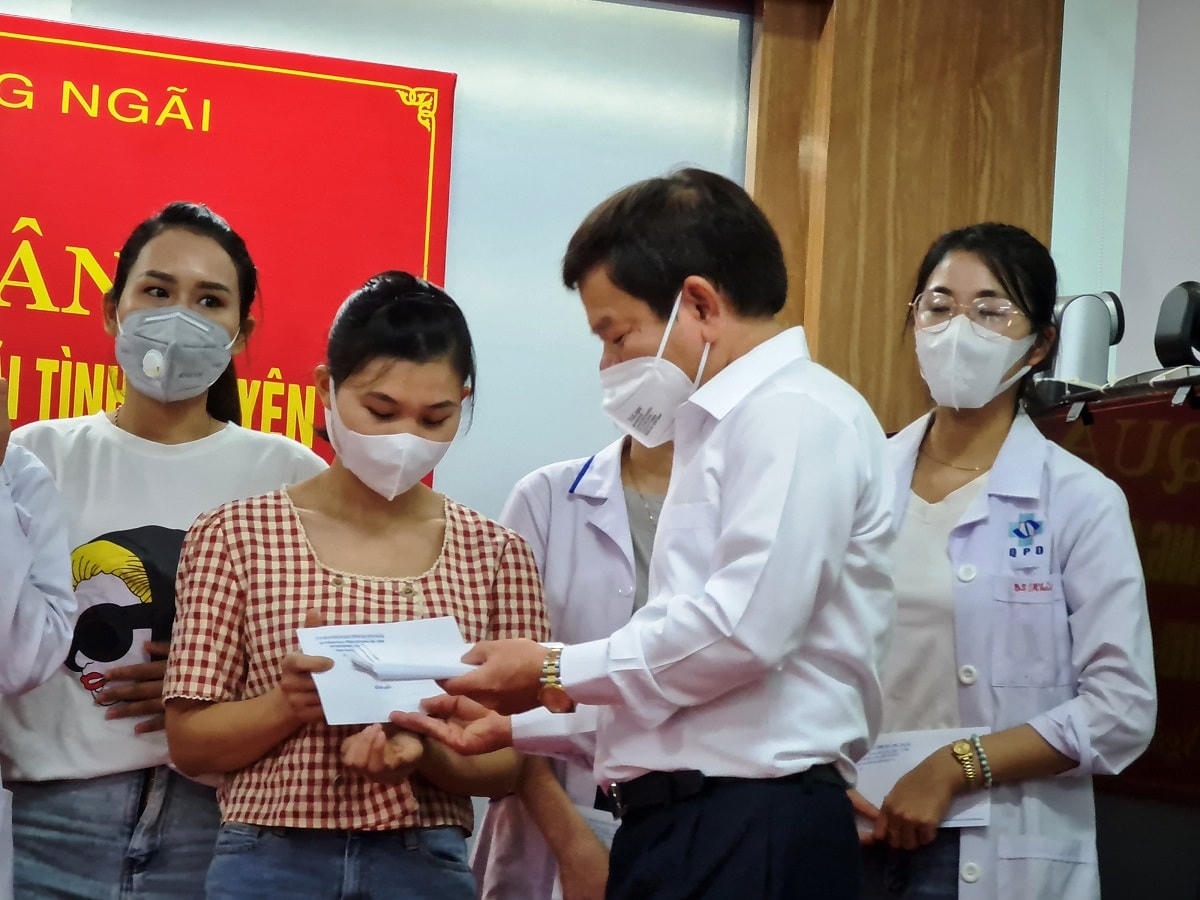 Chủ tịch UBND tỉnh Quảng Ngãi tặng quà đoàn y bác sĩ vào TP HCM chống dịch.