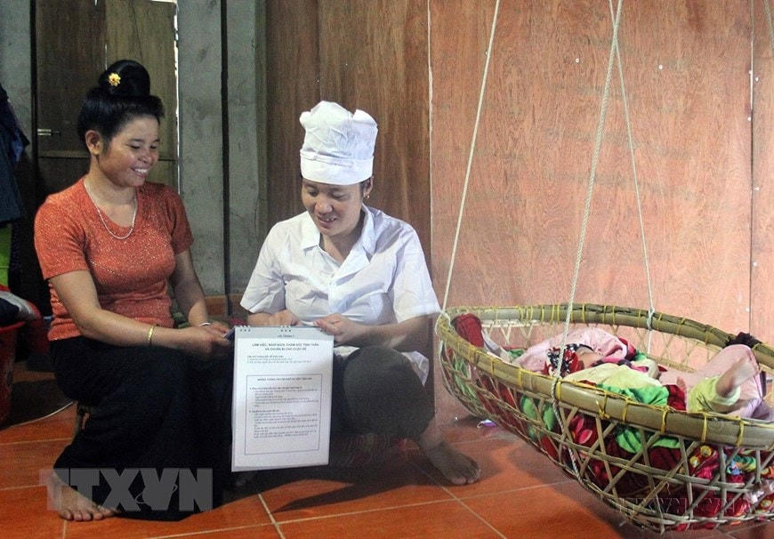 Cô đỡ thôn bản chia sẻ kinh nghiệm, kiến thức về chăm sóc sức khỏe bà mẹ và trẻ em ở xã vùng cao tỉnh Sơn La. (Ảnh: Diệp Anh/TTXVN)  