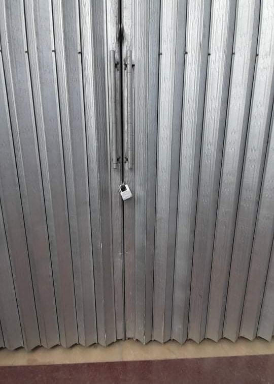 Trước đó, vợ chồng bà S. và 2 cháu nội bị Trưởng thôn khóa cửa, "nhốt" trong nhà suốt 7 ngày liền.
