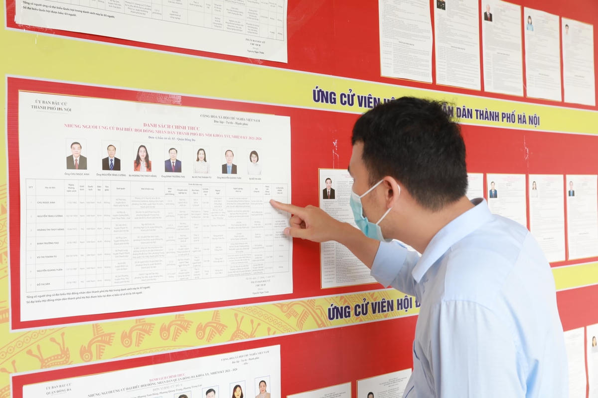 Cử tri xem danh sách các ứng cử viên trước khi vào khu vực bầu cử.