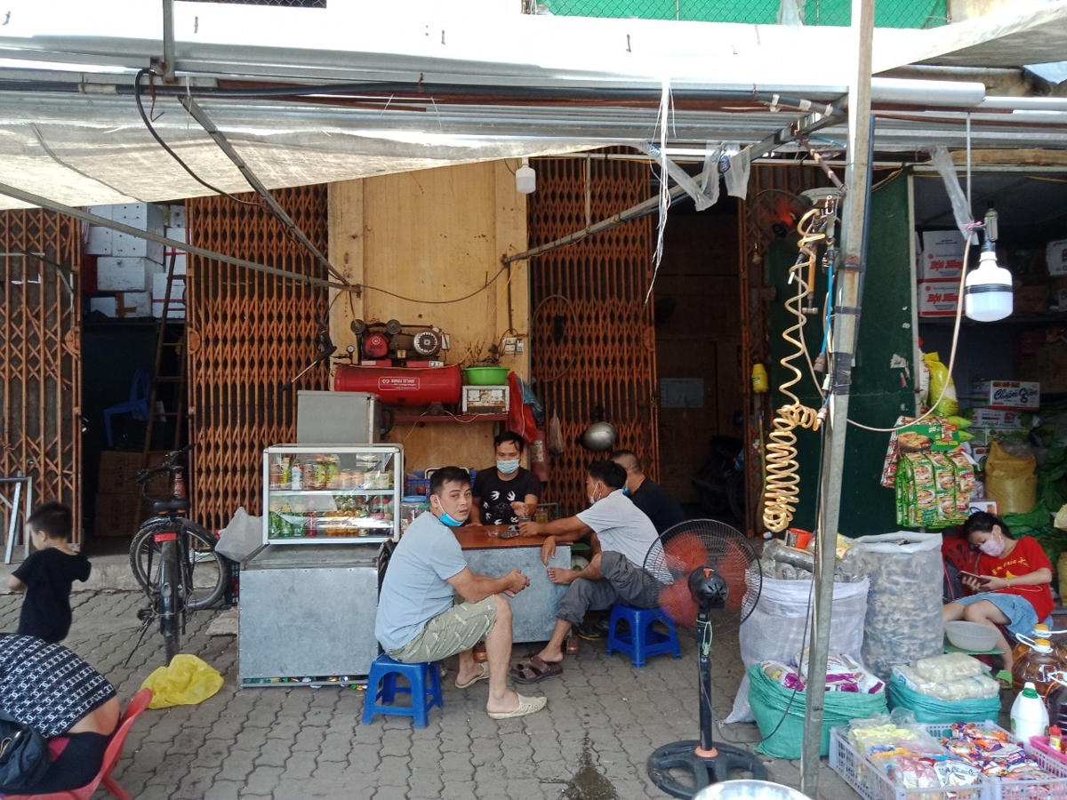 Mặc dù ban quản lý chợ có đặt loa tuyên truyền phòng chống dịch, nhưng nhiều người vẫn chủ quan, đeo khẩu trang cũng "như không".